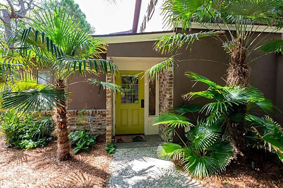 Folly Vacation 620 apartment w/bonus room, one block to the beach & pet friendly