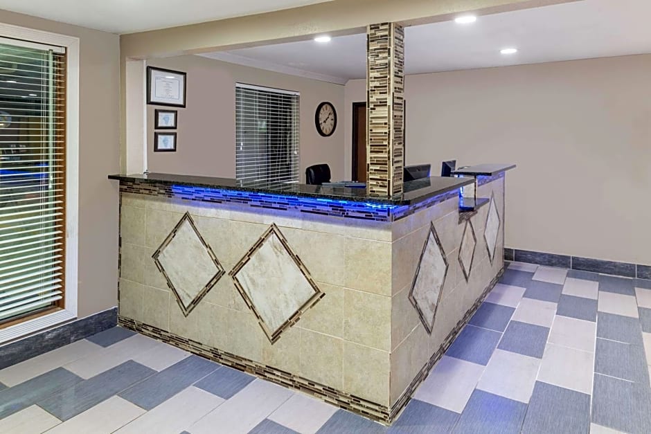 Super 8 by Wyndham Okawville