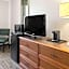 La Quinta Inn & Suites by Wyndham Pittsburgh Airport