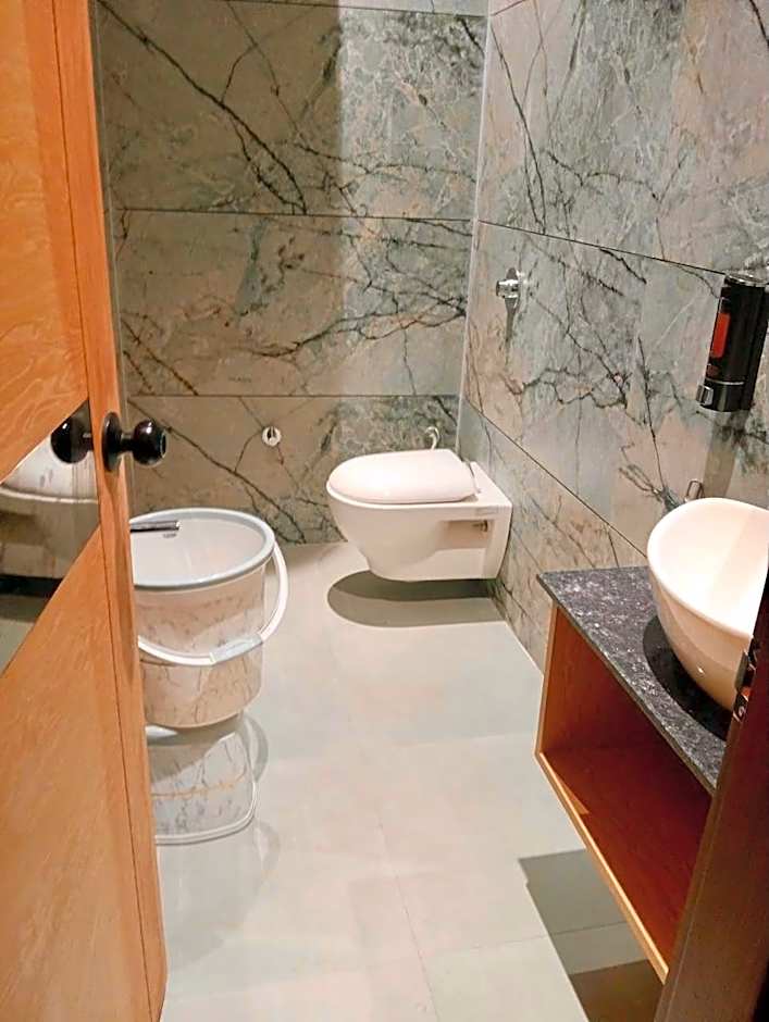 Hotel Brooklyn Suites - Near Golden Temple