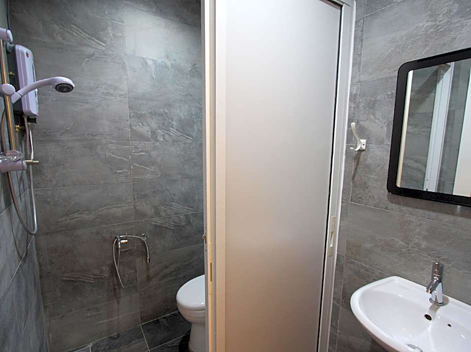 Shamrock Guest House ll