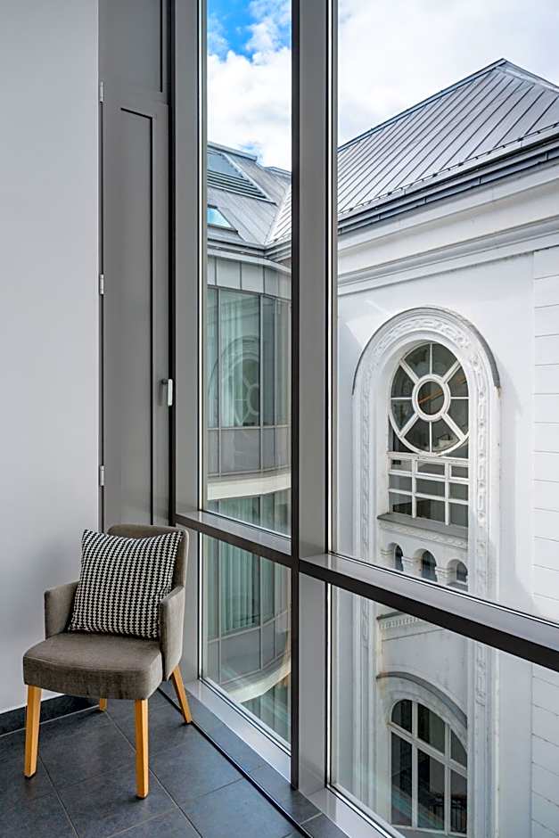 12 Revay Hotel