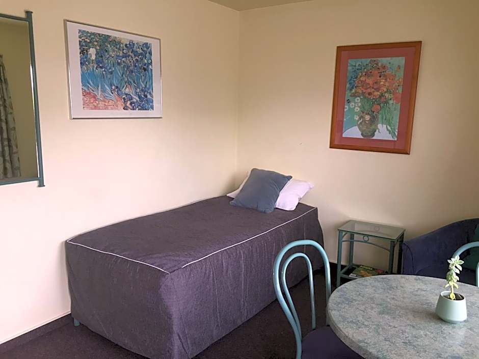 Bentons Motel