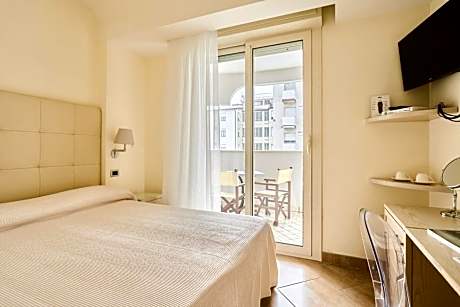Double Room with Pool View and Lateral Sea View - Beach Access