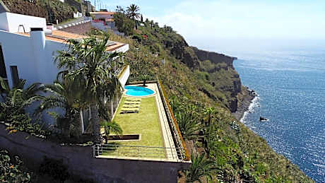 An uninterrupted 180 overlooking the Atlantic Ocean