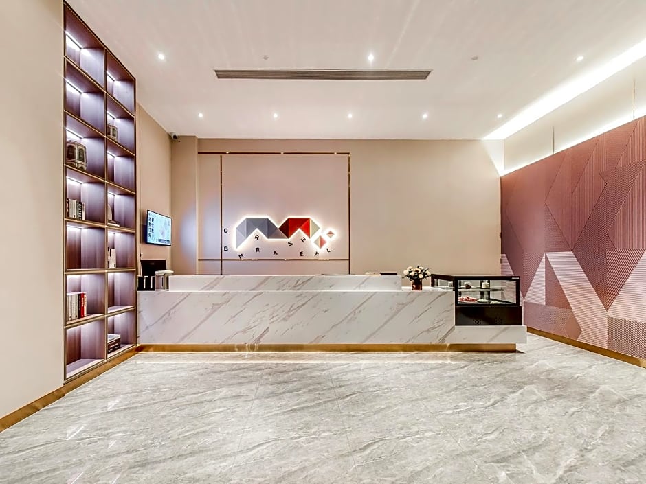 Boman Hotel Maoming High-speed ​​Railway Station South Aiqinghai Shopping Park