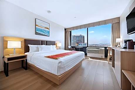 Premier King Room with Jetted Tub - Non-Smoking