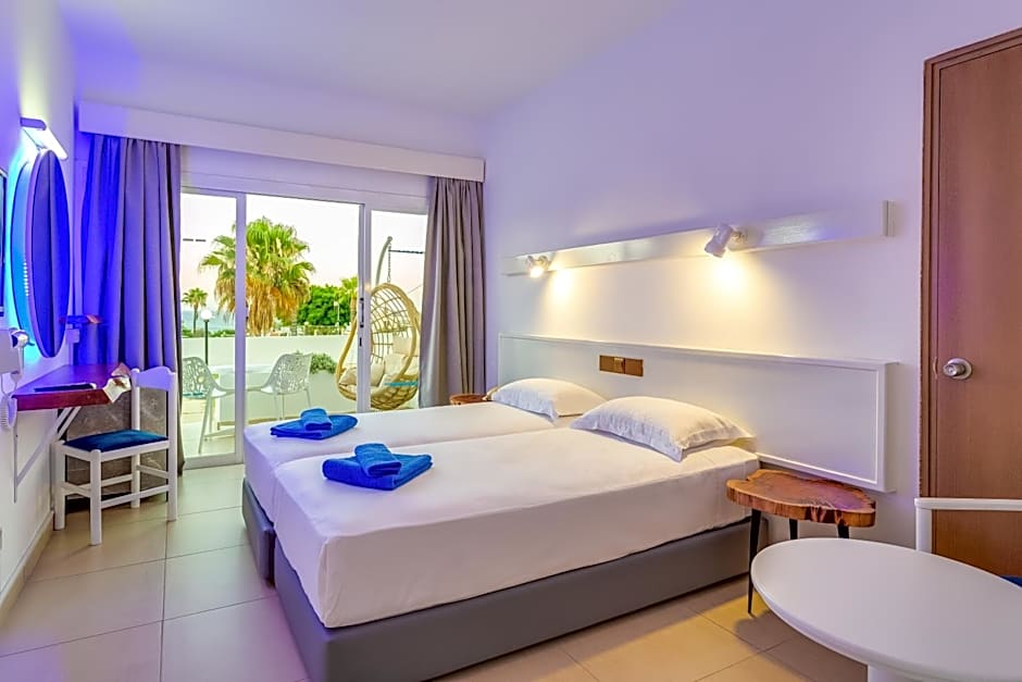 Adelais Bay Hotel