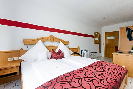 Doppelzimmer-Eigenes Badezimmer-Strassenblick