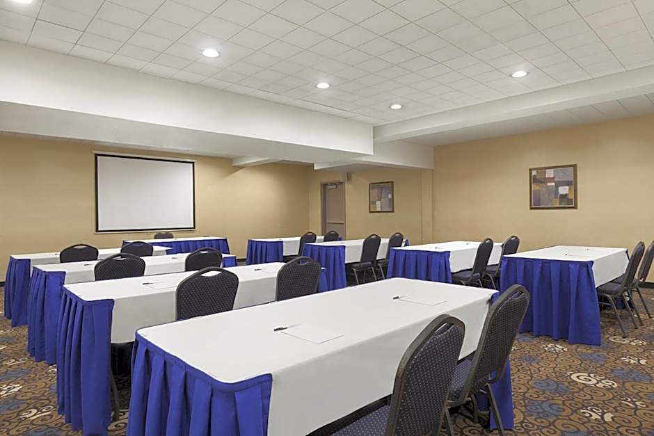Country Inn & Suites by Radisson, San Jose International Airport, CA