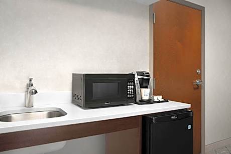 Standard Queen Room with Two Queen Beds and Mobility Accessible Tub