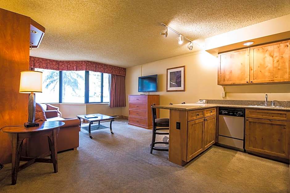 The Grand Lodge Hotel and Suites