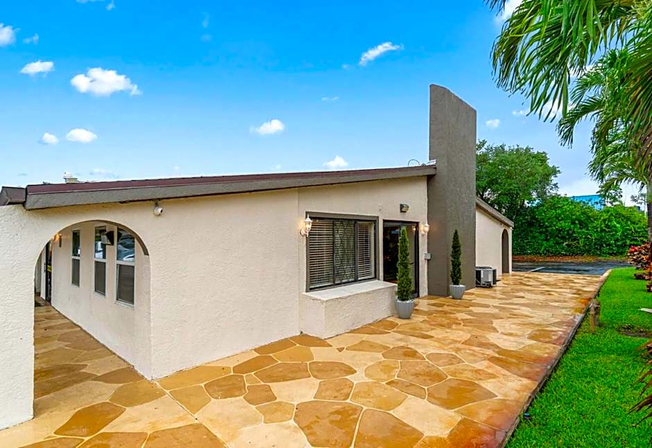 Super 8 by Wyndham Lantana West Palm Beach