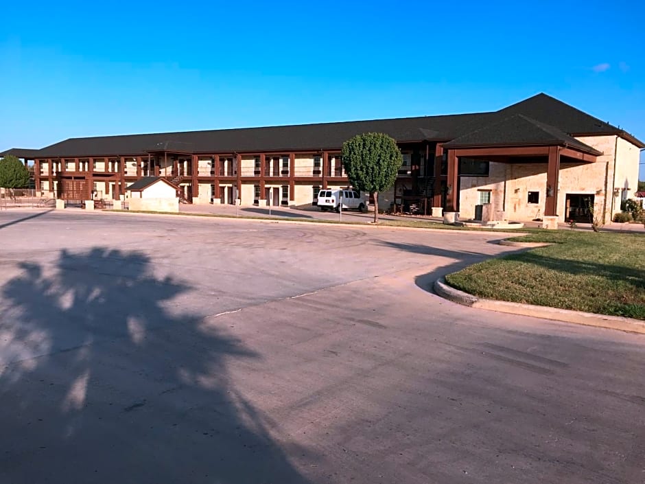 Pearsall Inn and Suites