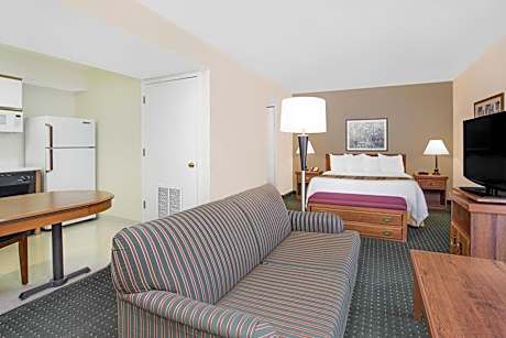 1 Queen Bed Studio Suite Non-Smoking