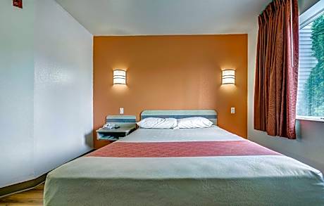 1 Queen Bed | Mob Acc RI Shwr Nsmk Micfridg