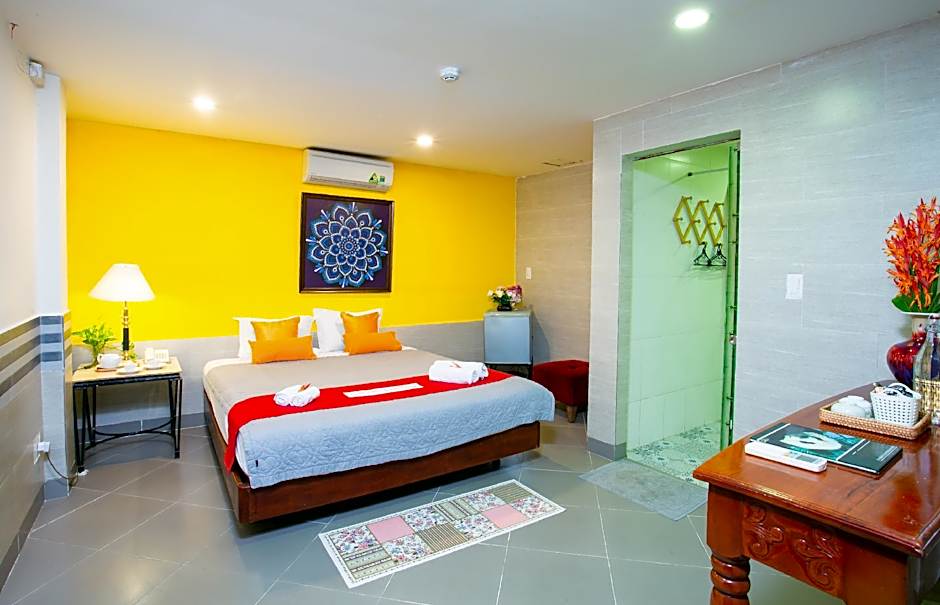Photo 1 of 2 of Deluxe 1 King Bed, Garden View
