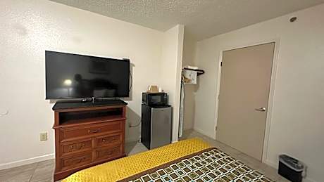 Double Room with Bathtub and Grab Bars - Mobility Accessible - Smoking