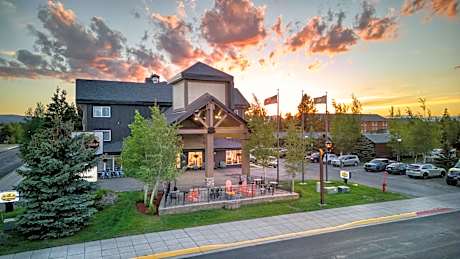 Gray Wolf Inn & Suites