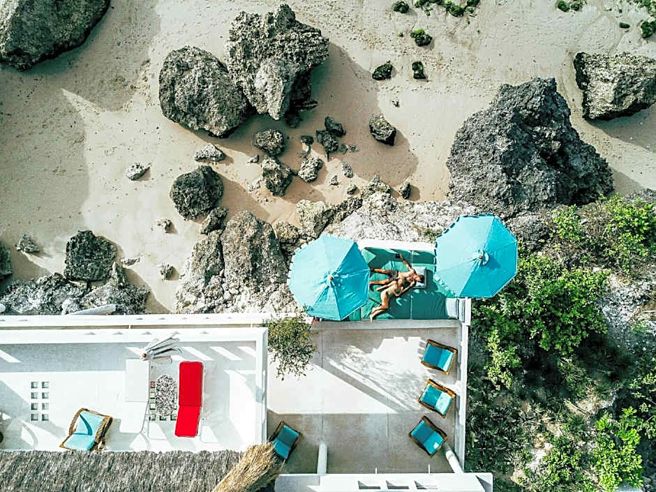 The Rocks - 6BR Beachfront Villa, Surf-in Location