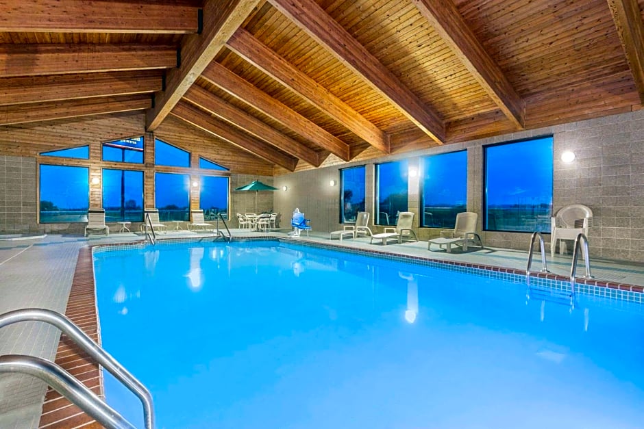 AmericInn by Wyndham Elkhorn Near Lake Geneva