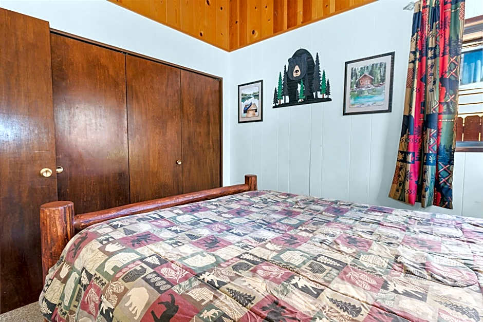 The Cuddle Inn - True feeling of a great cabin! Beautiful and homey! Walking distance to the lake!