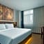 James Joyce Coffetel Shijiazhuang the Mixc Jinyuan Tower Airport Bus