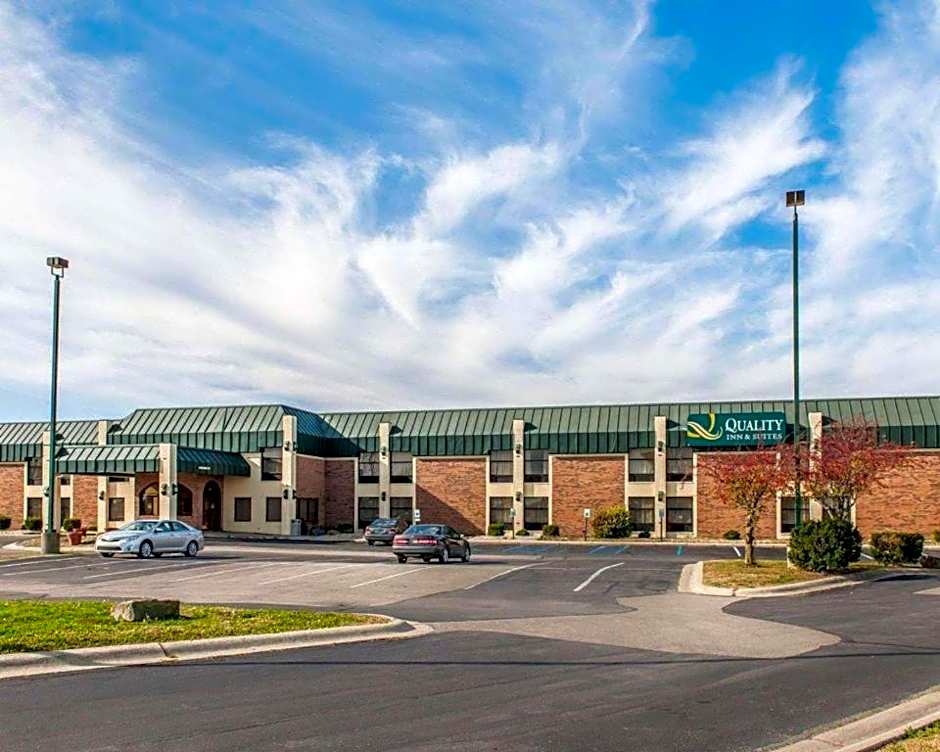Quality Inn & Suites Shelbyville I-74