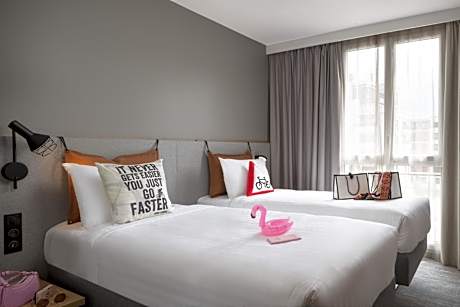 Moxy Sleeper Twin Room with City View