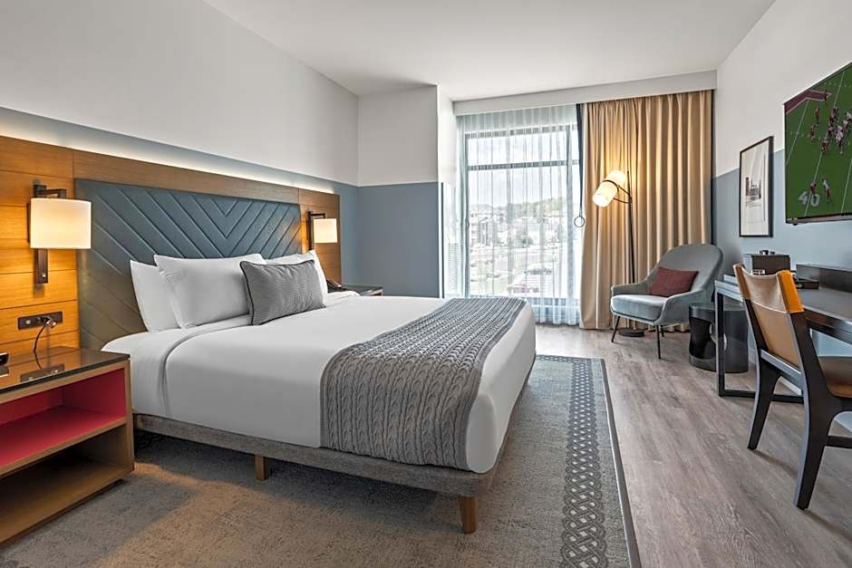 The Highlander at Radford, Tapestry Collection by Hilton