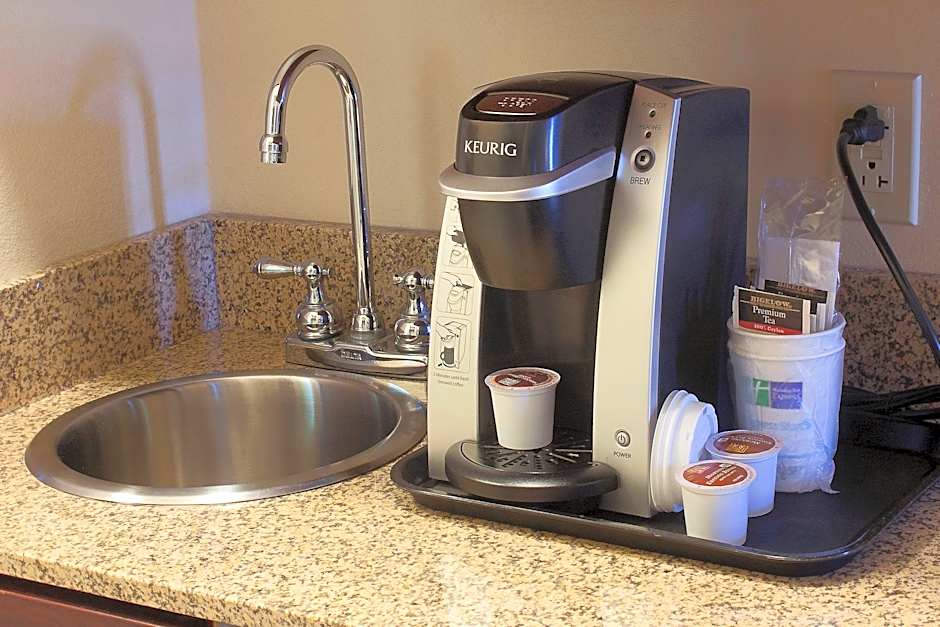Holiday Inn Express & Suites Youngstown West I 80 By IHG