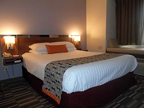 Queen Room with Bath Tub - Mobility Accessible/Non-Smoking