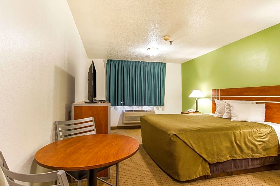 Econo Lodge Inn & Suites