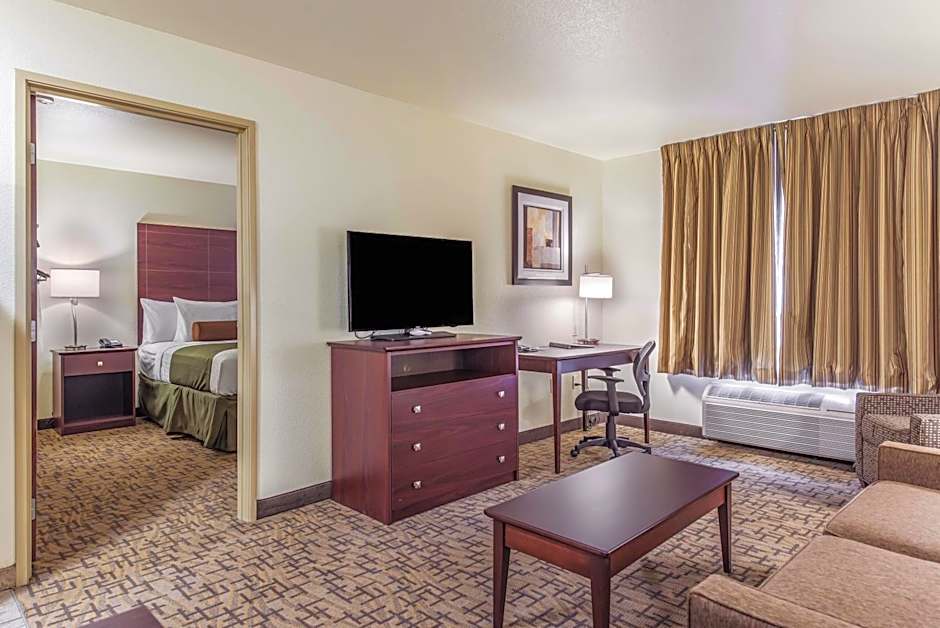 Cobblestone Hotel & Suites - Hutchinson