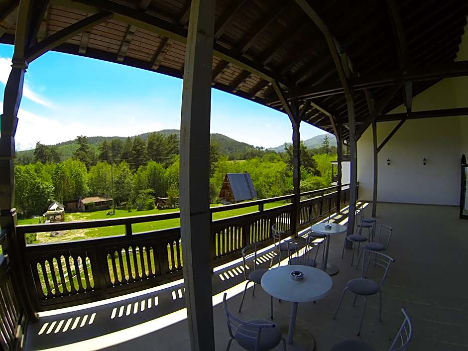 Rusaliite Adventure House