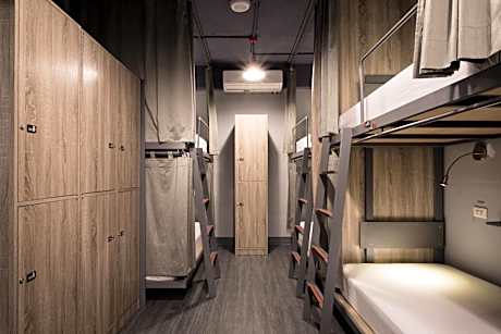 10-Bed Mixed Dormitory Room
