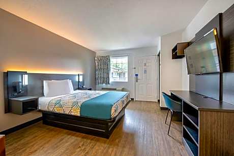 1 QUEEN BED | MOBILITY ACCESSIBLE TUB NSMK