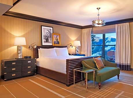 Junior King Suite Mobility/Hearing Accessible w/Tub