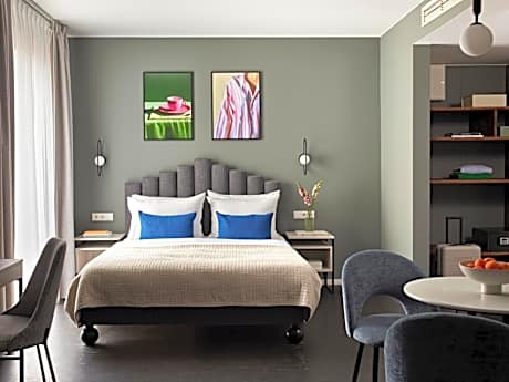 Large Studio with Kitchenette and Extra Bed