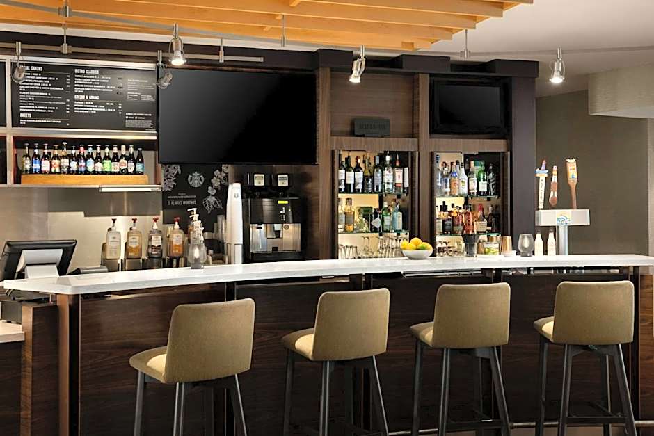 Courtyard by Marriott Long Island MacArthur Airport