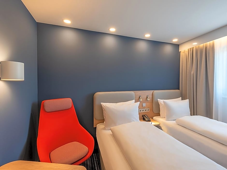 Holiday Inn Express - Hamburg South A7-AS42 By IHG