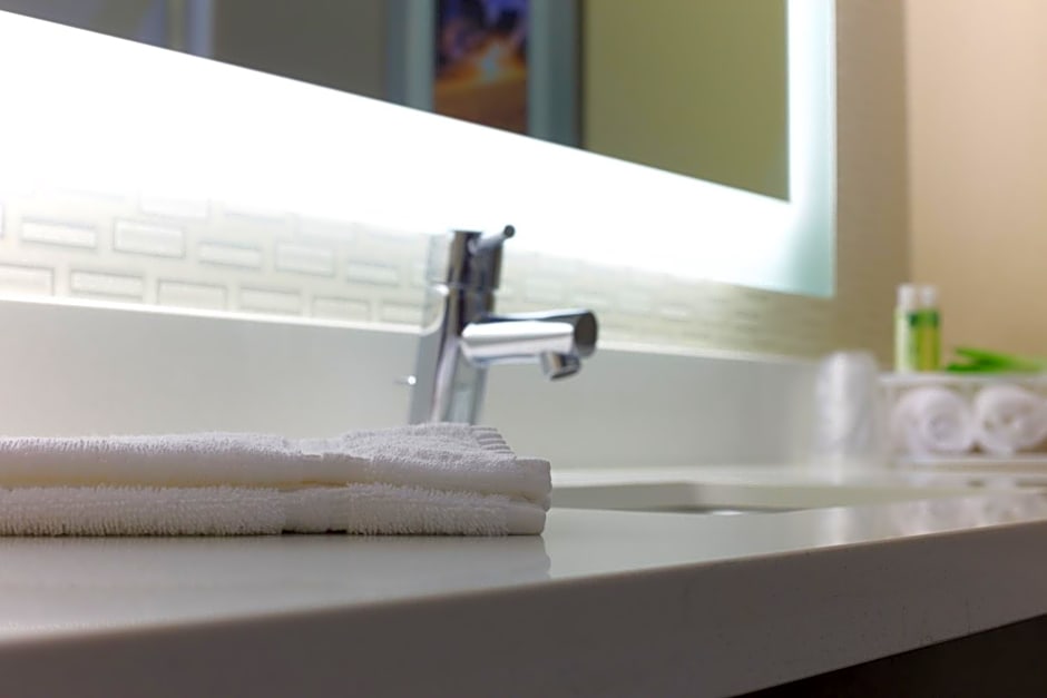 Holiday Inn Express Fargo SW I94 Medical Center, an IHG Hotel