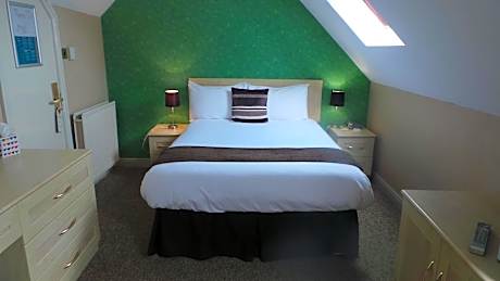 Family Room (2 Adults + 1 Child)