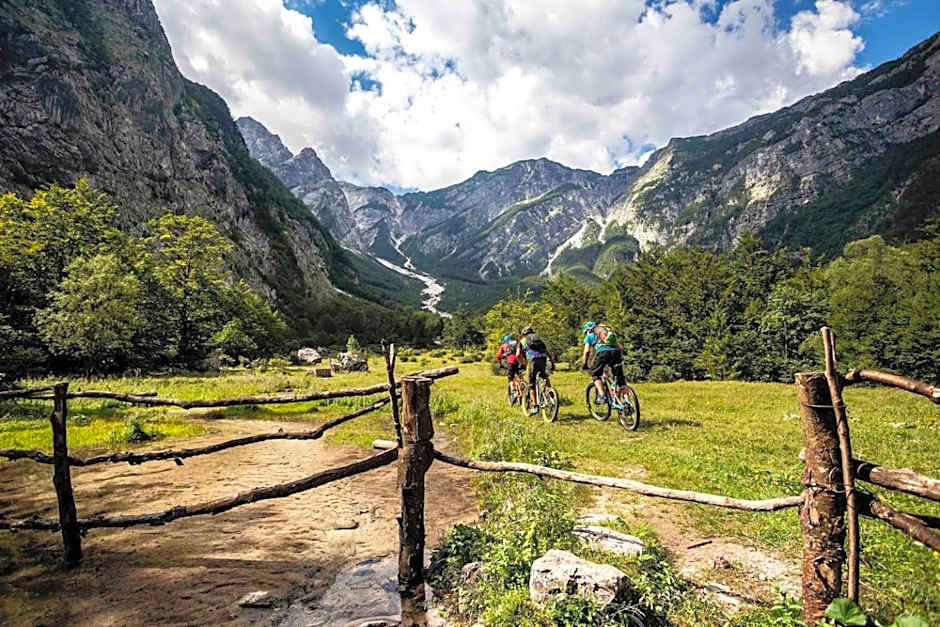 Hisa Rejmr with private parking