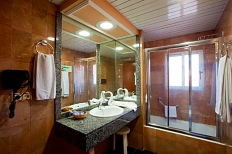 QUADRUPLE ROOM (2 ADULTS  + 2 CHILDREN)