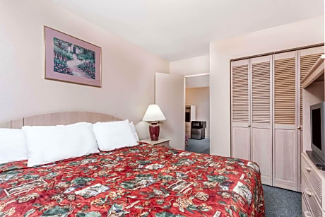 1 Queen Bed and 2 Double Beds Suite Non-Smoking