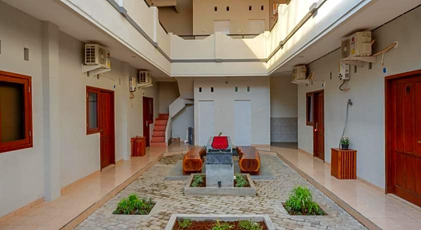 RedDoorz near Alun Alun Kudus 2