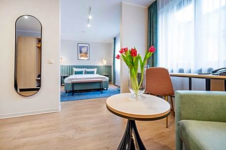 Hotel H12