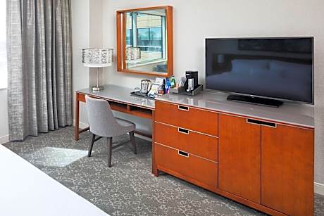 Executive Room, 1 King Bed (Mobility/Hearing Accessible, Tub) (1 King Bed)