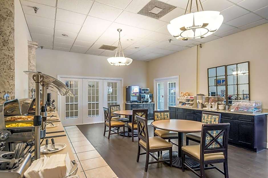 Clarion Inn & Suites Central Clearwater Beach